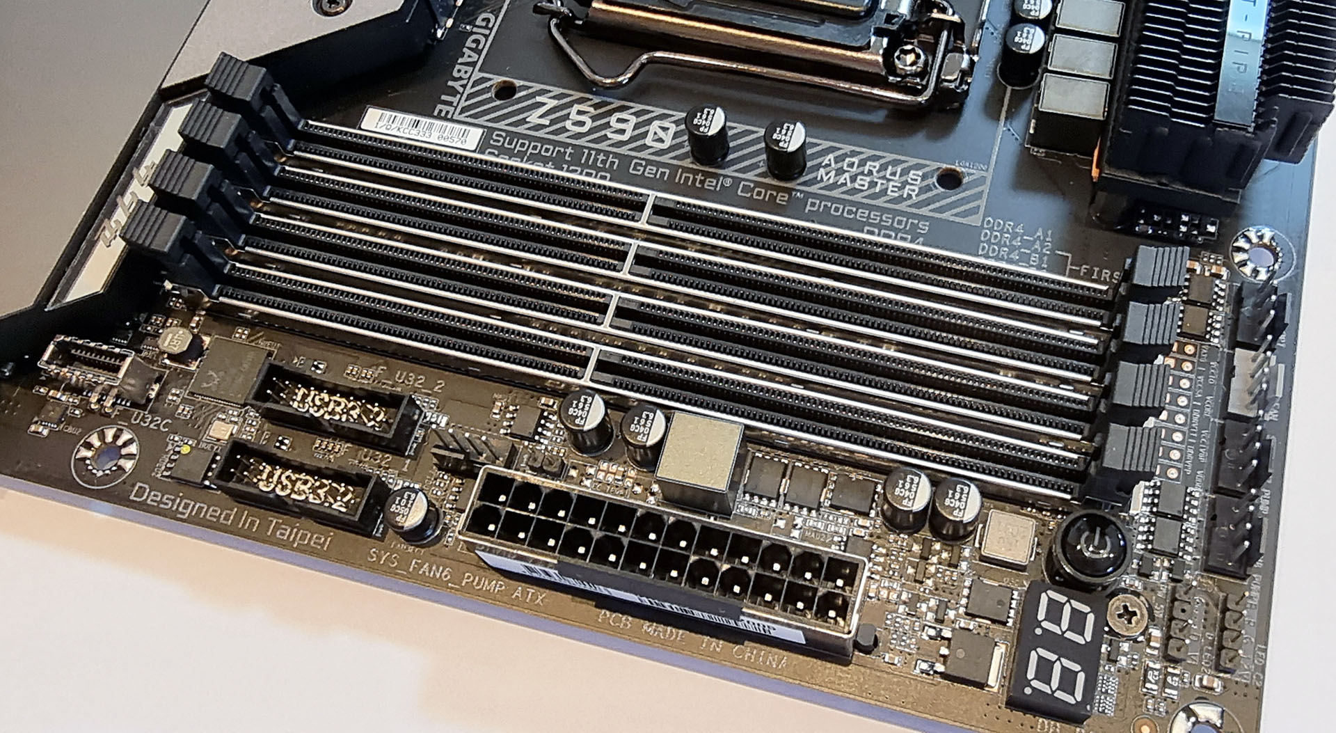 Visual Inspection - GIGABYTE Z590 Aorus Master Review: Soaring